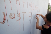 Miércoles 3 de diciembre del 2014. Tuxtla Gutiérrez. Los familiares de florentino Gómez Girón, preso en el Amate se desangran este medio día para exigir la liberación inmediata del líder campesino de Ixtapa.