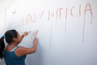 Miércoles 3 de diciembre del 2014. Tuxtla Gutiérrez. Los familiares de florentino Gómez Girón, preso en el Amate se desangran este medio dÃa para exigir la liberación inmediata del lÃder campesino de Ixtapa. Miércoles 3 de diciembre del 2014. Tuxtla Gutiérrez. Los familiares de florentino Gómez Girón, preso en el Amate se desangran este medio dÃa para exigir la liberación inmediata del lÃder campesino de Ixtapa.