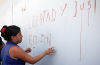 Miércoles 3 de diciembre del 2014. Tuxtla Gutiérrez. Los familiares de florentino Gómez Girón, preso en el Amate se desangran este medio día para exigir la liberación inmediata del líder campesino de Ixtapa.