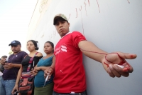 Miércoles 3 de diciembre del 2014. Tuxtla Gutiérrez. Los familiares de florentino Gómez Girón, preso en el Amate se desangran este medio día para exigir la liberación inmediata del líder campesino de Ixtapa.