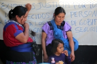 20240130. Tuxtla. Familias desplazadas del municipio de Santa Martha Chenalho protestan esta mañana en la capital del estado de Chiapas.