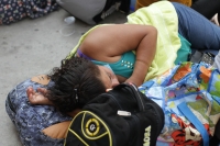 20210208. Tuxtla G. Desplazados de la comunidad de San Bartolome y Yaschen de los Pobres esperan ser recibidos afuera del edificio de del gobierno de Chiapas