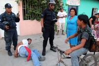 Sábado 3 de marzo del 2012. Detienen a golpeador. Tuxtla Gutiérrez, Chiapas. Un sujeto es detenido por elementos de la policía municipal en las cercanías de la 15 oriente después de golpear a una mujer y escandalizar en la vía pública.