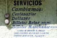 A pesar de que los reglamentos bancarios indican que los billetes dañados deben de ser recibidos en los comercios y luego ser cambiados en los bancos, las cajas de ahorro no prestan este servicio, sino es con moneda extrajera.
