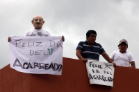 Lunes 25 de junio del 2012. Tuxtla Gutiérrez, Chiapas. Un grupo de jóvenes se manifiestan en la azotea de un edificio cercano a la plaza central donde se lleva a cabo el cierre de los candidatos del PRI.
