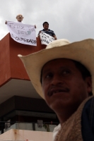 Lunes 25 de junio del 2012. Tuxtla Gutiérrez, Chiapas. Un grupo de jóvenes se manifiestan en la azotea de un edificio cercano a la plaza central donde se lleva a cabo el cierre de los candidatos del PRI.