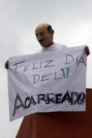 Lunes 25 de junio del 2012. Tuxtla Gutiérrez, Chiapas. Un grupo de jóvenes se manifiestan en la azotea de un edificio cercano a la plaza central donde se lleva a cabo el cierre de los candidatos del PRI.