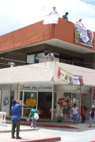 Lunes 25 de junio del 2012. Tuxtla Gutiérrez, Chiapas. Un grupo de jóvenes se manifiestan en la azotea de un edificio cercano a la plaza central donde se lleva a cabo el cierre de los candidatos del PRI.