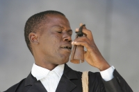 EL GRUPO AFRICANO ABDOULAYE DIABATE SE PREPARA PARA SU PRESENTACION EN LA PLAZA DE LA PAZ DE SAN CRISTOBAL DE LAS CASAS