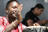 EL GRUPO AFRICANO ABDOULAYE DIABATE SE PREPARA PARA SU PRESENTACION EN LA PLAZA DE LA PAZ DE SAN CRISTOBAL DE LAS CASAS