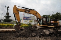 Diana la Cazadora Jueves 27 de agosto del 2020. Tuxtla Gutiérrez. La glorieta de la escultura Diana La #Cazadora luce así esta mañana. La maquinaria remueve el asfalto para colocar concreto hidráulico