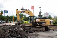 Diana la Cazadora Jueves 27 de agosto del 2020. Tuxtla Gutiérrez. La glorieta de la escultura Diana La #Cazadora luce así esta mañana. La maquinaria remueve el asfalto para colocar concreto hidráulico