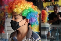 Martes 7 de abril del 2020. Tuxtla Gutiérrez. Dieguito, payasito de oficio, utiliza la maquina zurcidora para fabricar cubre-bocas para ayudar a la economía familiar, esto durante la temporada  de contingencia provocada por los contagios del Coronavirus