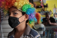 Martes 7 de abril del 2020. Tuxtla Gutiérrez. Dieguito, payasito de oficio, utiliza la maquina zurcidora para fabricar cubre-bocas para ayudar a la economía familiar, esto durante la temporada  de contingencia provocada por los contagios del Coronavirus