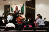 Los diputados del congreso local, continúan realizando las sesiones en aproximadamente 30 minutos y también empiezan a descuidar los protocolos bromeando durante este tiempo. Aun que hoy se les reconoce que iniciaran antes de la una de la tarde.
