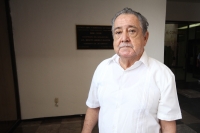 Viernes 25 de mayo del 2012. El maestro Rodolfo Disner algunos momentos durante la inauguración de su exposición en el vestíbulo del congreso local.