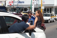 Martes 11 de junio del 2019. Tuxtla Gutiérrez. La discusión entre conductores de dos vehículos en la Avenida Central provoca que suba la intensidad del tráfico este medio día en el centro de la ciudad.
