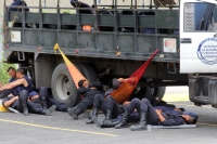 Viernes 18 de octubre del 2013. Tuxtla Gutiérrez. Varios grupos de policías empiezan a parecer en las cercanías de las manifestaciones magisteriales los cuales descansan esperando indicaciones de sus comandantes.