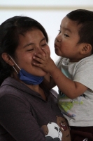 Viernes 14 de agosto del 2020. Tuxtla Gutiérrez. Juanita recibe con alegría a su Gordito en las instalaciones de la Fiscalía General del Estado de Chiapas. Después de 44 días de espera logra recuperarlo en la víspera de este día.