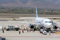 Viernes 1 de abril. El Eco-jet que utilizara desde este día bio-turbosina elaborada en el sureste de México llega esta mañana al Aeropuerto Internacional  de Chiapas desde la ciudad de México D.F.
