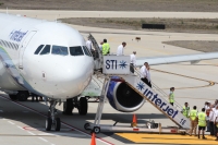 Viernes 1 de abril. El Eco-jet que utilizara desde este día bio-turbosina elaborada en el sureste de México llega esta mañana al Aeropuerto Internacional  de Chiapas desde la ciudad de México D.F.