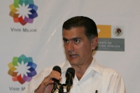 Alonso Lujambio, Secretario de Educación durante su visita al estado de Chiapas, recorre algunas escuelas y universidades asà como también participa en la inauguración de las Jornadas Federales de Información Ciudadana este medio dÃa en la ciudad de Tuxtl Alonso Lujambio, Secretario de Educación durante su visita al estado de Chiapas, recorre algunas escuelas y universidades asà como también participa en la inauguración de las Jornadas Federales de Información Ciudadana este medio dÃa en la ciudad de Tuxtl