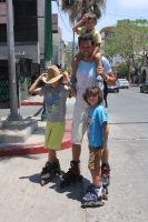 Jueves 9 de abril del 0215. Tuxtla Gutiérrez. Educación en Patines. La familia López Palacio, abandonó hace 2 años la ciudad de México para recorrer el país ofreciendo a sus hijos una educación alternativa ofreciéndoles diversión, educación y conocimiento