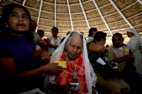 Jueves 11 de febrero. La arquidiócesis de Tuxtla Gutiérrez, celebra este jueves el Día Mundial del Enfermo con una solemne misa en el Centro Comunitario Juan Pablo II donde Monseñor Rogelio Cabrera otorgo el sacramento de La Unción de los Enfermos a pacie