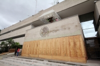 Martes 9 de septiembre del 2014. Tuxtla Gutiérrez. Las medidas de seguridad en los edificios públicos compiten con los viejos adornos patrios que son ocupados en la capital de Chiapas.