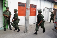 Elementos de diferentes corporaciones policíacas y del ejercito mexicano acuden a verificar un vehiculo reportado por los vecinos de la 10 oriente y segunda norte, el cual supuestamente era cargado de marihuana por varios sujetos. Pese al silencio de los 
