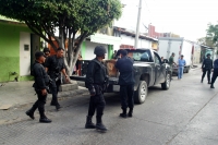 Elementos de diferentes corporaciones policíacas y del ejercito mexicano acuden a verificar un vehiculo reportado por los vecinos de la 10 oriente y segunda norte, el cual supuestamente era cargado de marihuana por varios sujetos. Pese al silencio de los 
