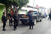 Elementos de diferentes corporaciones policíacas y del ejercito mexicano acuden a verificar un vehiculo reportado por los vecinos de la 10 oriente y segunda norte, el cual supuestamente era cargado de marihuana por varios sujetos. Pese al silencio de los 