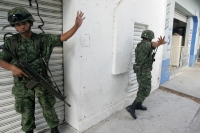 Elementos de diferentes corporaciones policíacas y del ejercito mexicano acuden a verificar un vehiculo reportado por los vecinos de la 10 oriente y segunda norte, el cual supuestamente era cargado de marihuana por varios sujetos. Pese al silencio de los 