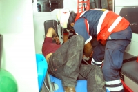 Jueves 31 de mayo del 2012. Tuxtla Gutiérrez, Chiapas. Un sujeto es rescatado de la cajuela de un automóvil estacionado en las cercanías de la CMIC, resguardado por elementos policiacos esta persona fue trasladada a un hospital privado siendo registrado c