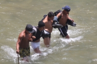 Miércoles 17 de agosto. Poblaodres de la ciudad guatemalteca de El Carmen Malacatan cruzan el río Suchiate diariamente trasladando a las personas a escasos metros del puente internacional ayudados unicamente por una vara y la fuerza humana para cargar a l