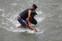Miércoles 17 de agosto. Poblaodres de la ciudad guatemalteca de El Carmen Malacatan cruzan el río Suchiate diariamente trasladando a las personas a escasos metros del puente internacional ayudados unicamente por una vara y la fuerza humana para cargar a l