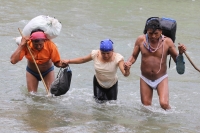 Miércoles 17 de agosto. Poblaodres de la ciudad guatemalteca de El Carmen Malacatan cruzan el río Suchiate diariamente trasladando a las personas a escasos metros del puente internacional ayudados unicamente por una vara y la fuerza humana para cargar a l