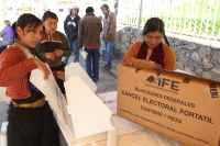 Domingo 1 de julio del 2012. San Cristóbal de las Casas, Chiapas. La afluencia de mujeres en las votaciones de este domingo se caracterizo por la presencia de las mujeres indígenas en la zona altos, mientras que en las principales ciudades, muchas persona