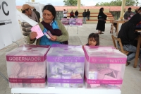 Domingo 1 de julio del 2012. San Cristóbal de las Casas, Chiapas. La afluencia de mujeres en las votaciones de este domingo se caracterizo por la presencia de las mujeres indígenas en la zona altos, mientras que en las principales ciudades, muchas persona