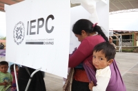 Domingo 1 de julio del 2012. San Cristóbal de las Casas, Chiapas. La afluencia de mujeres en las votaciones de este domingo se caracterizo por la presencia de las mujeres indígenas en la zona altos, mientras que en las principales ciudades, muchas persona
