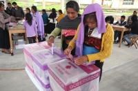 Domingo 1 de julio del 2012. San Cristóbal de las Casas, Chiapas. La afluencia de mujeres en las votaciones de este domingo se caracterizo por la presencia de las mujeres indígenas en la zona altos, mientras que en las principales ciudades, muchas persona