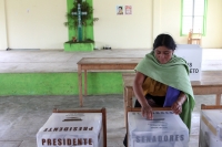 Domingo 1 de julio del 2012. San Cristóbal de las Casas, Chiapas. La afluencia de mujeres en las votaciones de este domingo se caracterizo por la presencia de las mujeres indígenas en la zona altos, mientras que en las principales ciudades, muchas persona