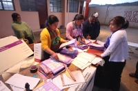 Domingo 1 de julio del 2012. San Cristóbal de las Casas, Chiapas. La afluencia de mujeres en las votaciones de este domingo se caracterizo por la presencia de las mujeres indígenas en la zona altos, mientras que en las principales ciudades, muchas persona