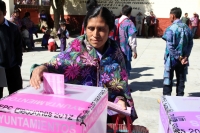 Domingo 1 de julio del 2012. San Cristóbal de las Casas, Chiapas. La afluencia de mujeres en las votaciones de este domingo se caracterizo por la presencia de las mujeres indÃgenas en la zona altos, mientras que en las principales ciudades, muchas persona Domingo 1 de julio del 2012. San Cristóbal de las Casas, Chiapas. La afluencia de mujeres en las votaciones de este domingo se caracterizo por la presencia de las mujeres indÃgenas en la zona altos, mientras que en las principales ciudades, muchas persona