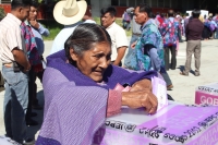 Domingo 1 de julio del 2012. San Cristóbal de las Casas, Chiapas. La afluencia de mujeres en las votaciones de este domingo se caracterizo por la presencia de las mujeres indígenas en la zona altos, mientras que en las principales ciudades, muchas persona