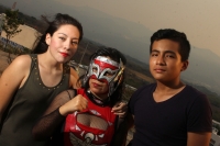 Sábado 9 de mayo del 2015. Tuxtla Gutiérrez. Día de las Madres. Elektra es la luchadora profesional chiapaneca quien hereda a sus hijos esfuerzo y disciplina como un ejercicio constante de vida. La joven deportista transforma sus días con la incógnita de 