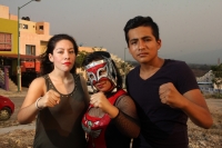 Sábado 9 de mayo del 2015. Tuxtla Gutiérrez. Día de las Madres. Elektra es la luchadora profesional chiapaneca quien hereda a sus hijos esfuerzo y disciplina como un ejercicio constante de vida. La joven deportista transforma sus días con la incógnita de 