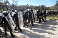 Viernes 7 de diciembre del 2012. Fto/Miradasur. San Cristóbal de las Casas, Chiapas. Elementos de la Policía Estatal desalojan la carretera que conduce a San Juan Chamula y desalojan el predio denominado Rancho El Ellar en San Cristóbal de las Casas.