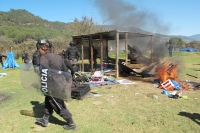 Viernes 7 de diciembre del 2012. Fto/Miradasur. San Cristóbal de las Casas, Chiapas. Elementos de la Policía Estatal desalojan la carretera que conduce a San Juan Chamula y desalojan el predio denominado Rancho El Ellar en San Cristóbal de las Casas.
