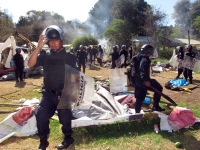Viernes 7 de diciembre del 2012. Fto/Miradasur. San Cristóbal de las Casas, Chiapas. Elementos de la Policía Estatal desalojan la carretera que conduce a San Juan Chamula y desalojan el predio denominado Rancho El Ellar en San Cristóbal de las Casas.